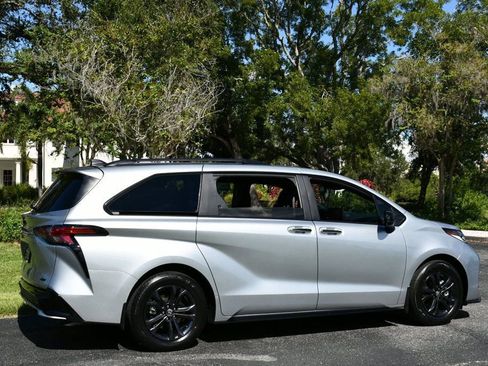Used 2025 Toyota Sienna XSE image 7