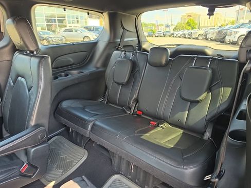 Used 2020 Chrysler Pacifica Touring-L w/ Advanced Safetytec Group FWD image 15