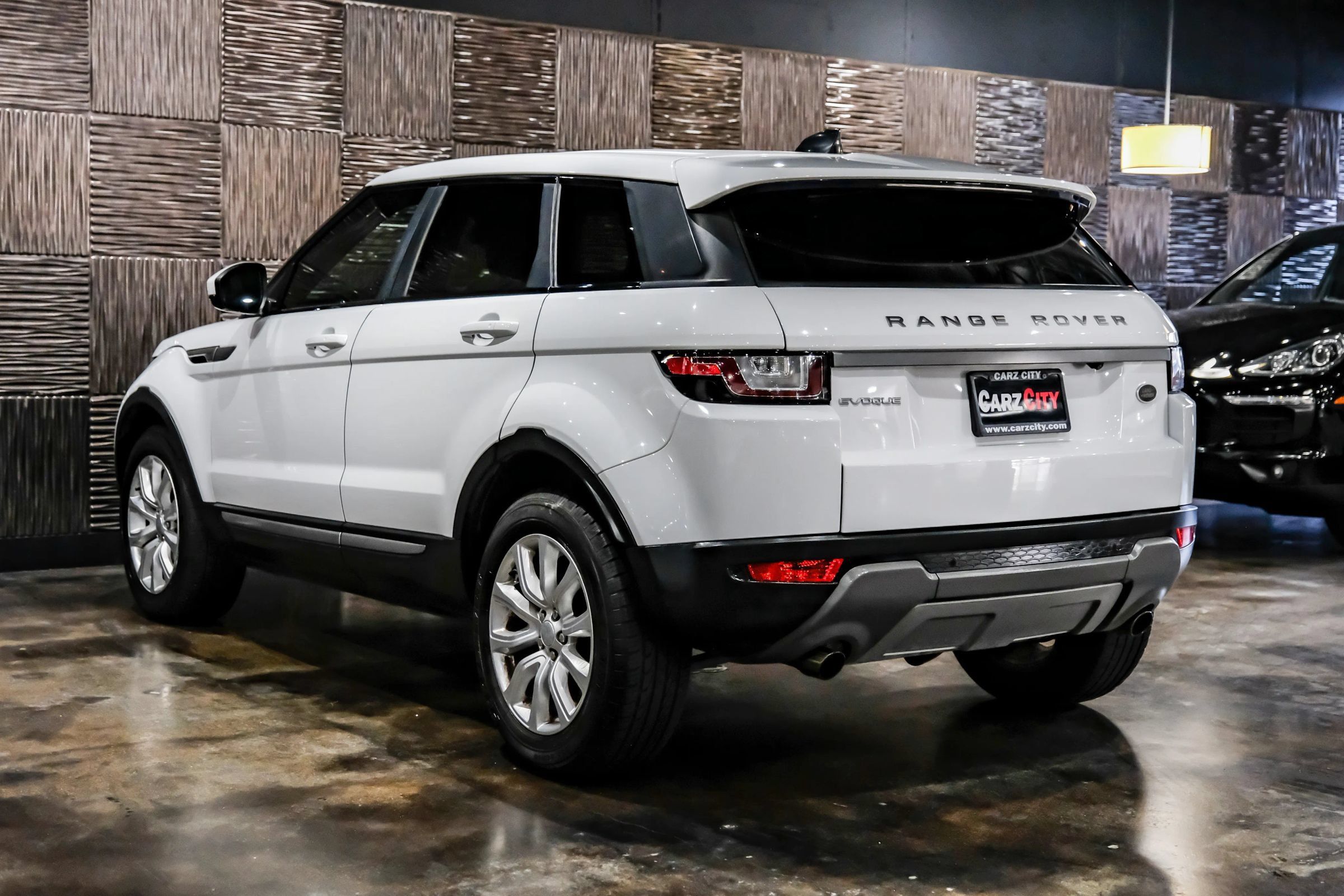 Used 2017 Land Rover Range Rover Evoque SE AWD/4WD image 10