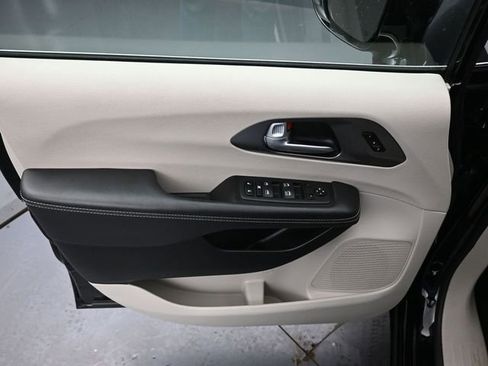 Used 2024 Chrysler Pacifica Touring-L image 22