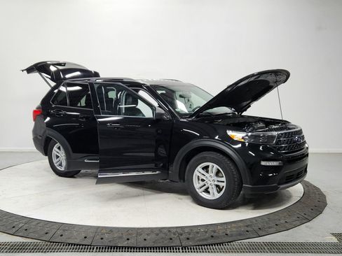 Used 2024 Ford Explorer XLT w/ Equipment Group 202A image 9