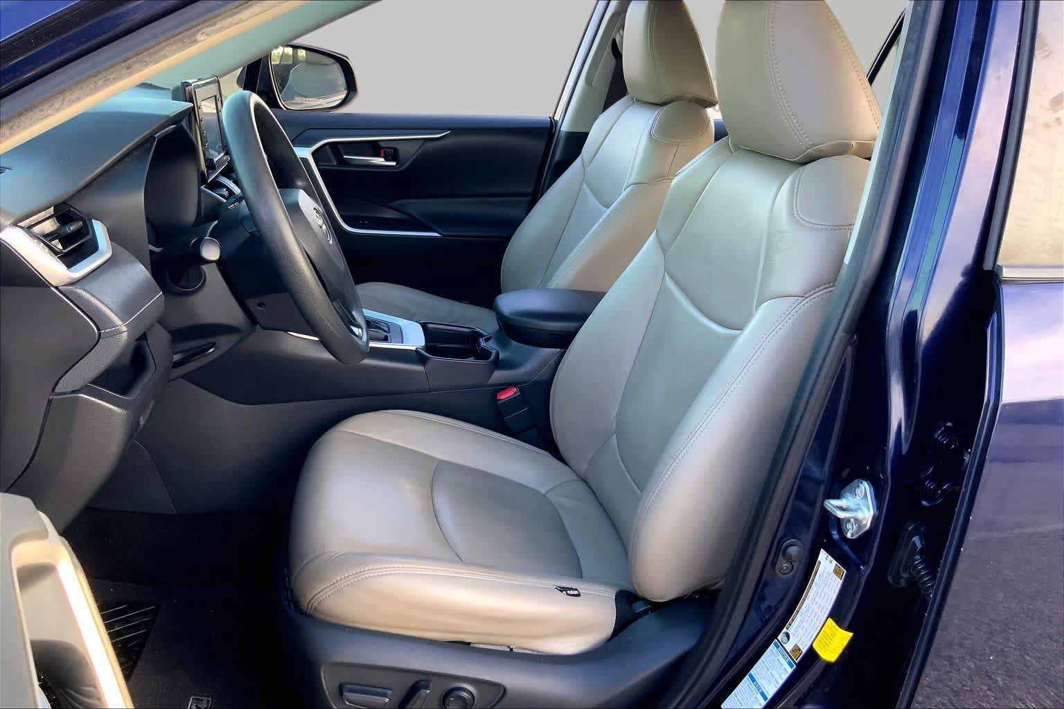 Used 2021 Toyota RAV4 XLE AWD/4WD image 8