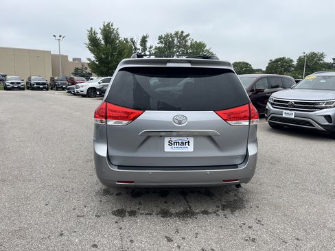 Used 2014 Toyota Sienna Limited w/ Limited Premium Package FWD image 10