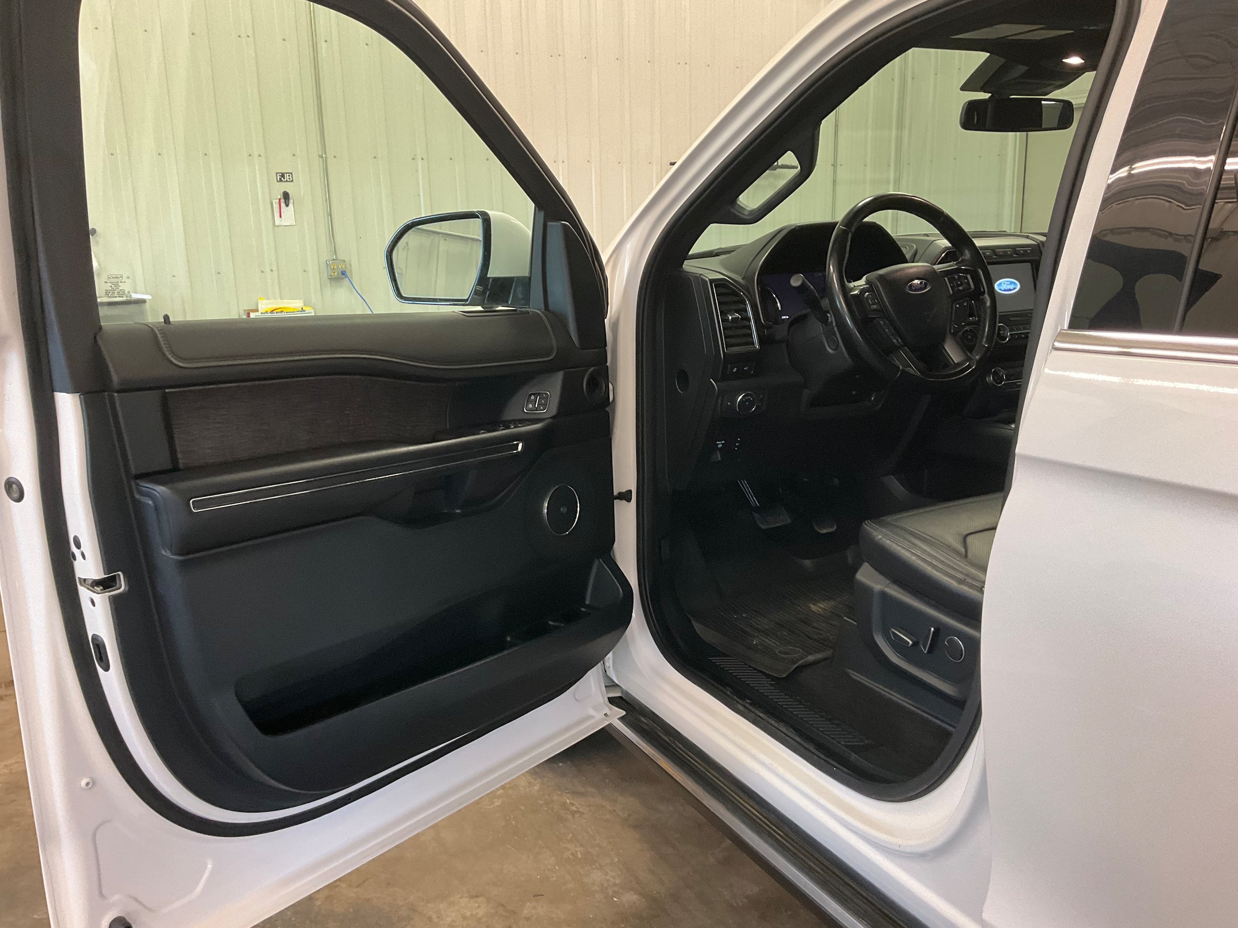 Used 2019 Ford Expedition Limited w/ Special Edition Package AWD/4WD image 8
