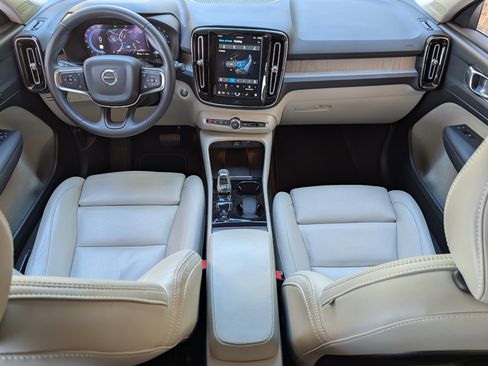 Used 2024 Volvo XC40 B5 Plus image 22