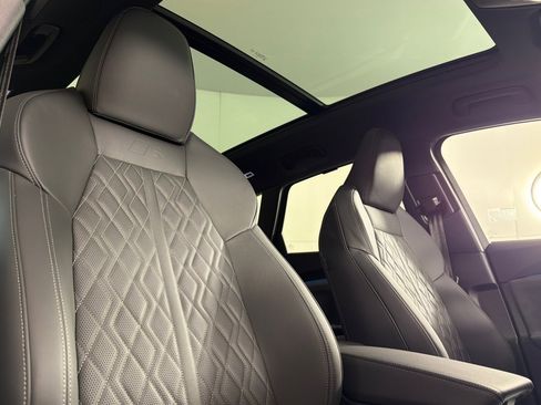 Used 2025 Audi SQ5 Premium Plus w/ Premium Plus Package image 16