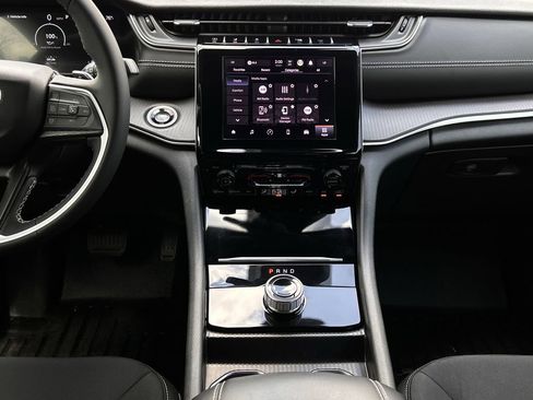 Used 2025 Jeep Grand Cherokee Laredo X RWD image 17