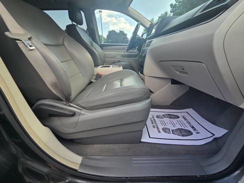 Used 2011 Volkswagen Routan SEL image 26