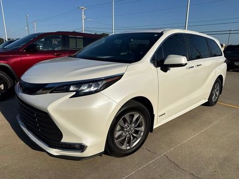 Used 2021 Toyota Sienna XLE AWD/4WD image 1