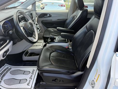 Used 2020 Chrysler Pacifica Limited image 8