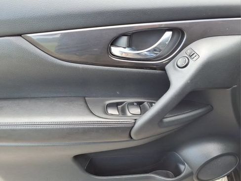 Used 2018 Nissan Rogue SV AWD/4WD image 8
