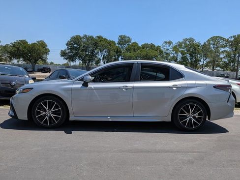 Used 2023 Toyota Camry SE image 3