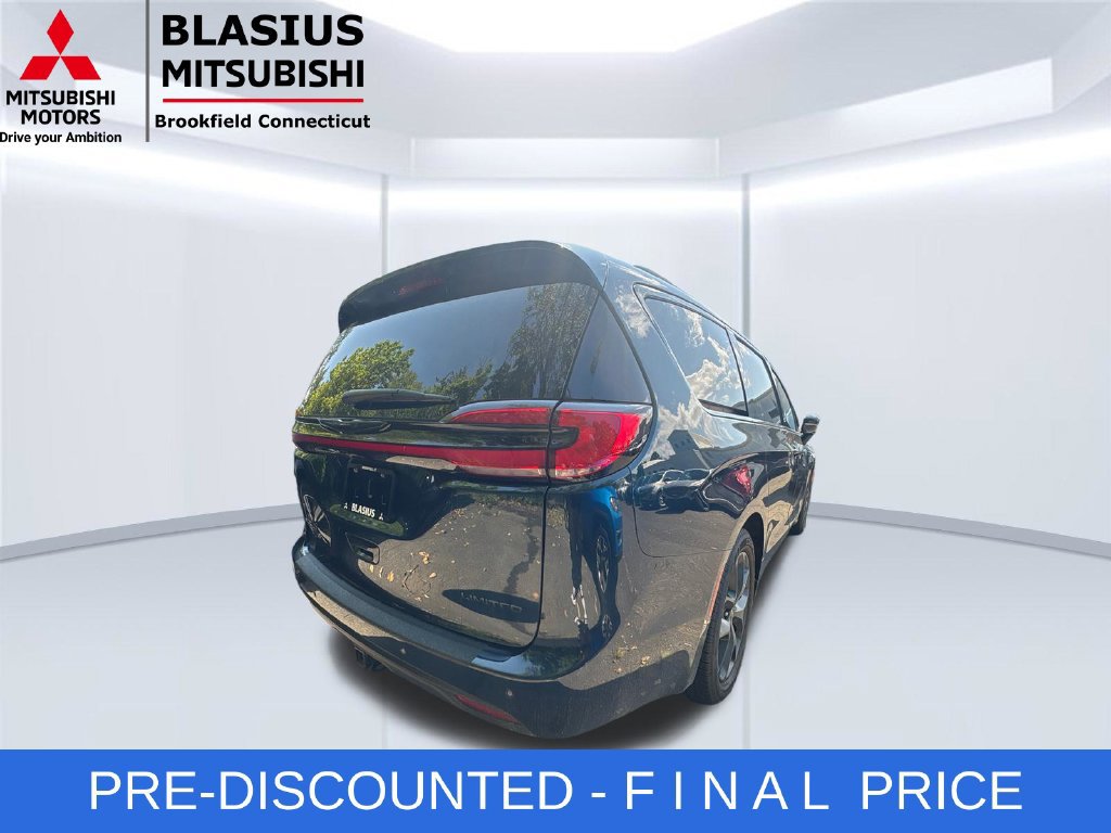 Used 2023 Chrysler Pacifica Limited w/ S Appearance Package FWD image 9