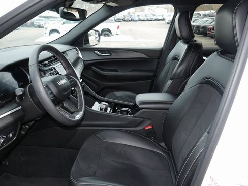 Used 2023 Jeep Grand Cherokee Altitude image 2