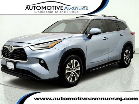 Used 2023 Toyota Highlander XLE AWD/4WD image 1