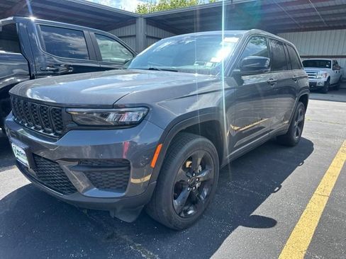 Used 2023 Jeep Grand Cherokee Altitude AWD/4WD image 11