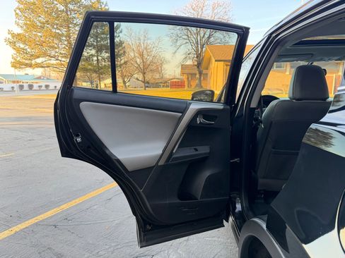 Used 2015 Toyota RAV4 Limited image 33