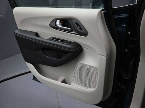 Used 2022 Chrysler Pacifica Touring-L FWD image 11