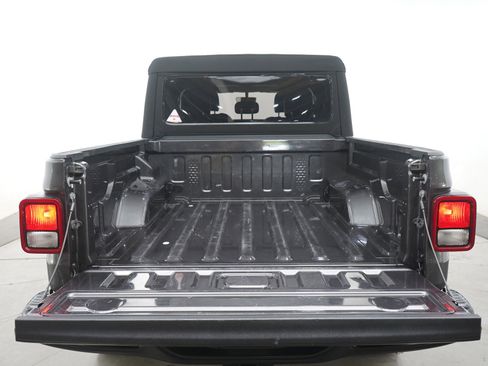 Used 2022 Jeep Gladiator Rubicon w/ Trailer Tow Package AWD/4WD image 17