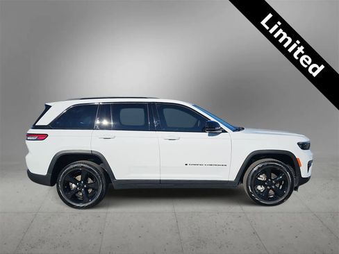 Used 2025 Jeep Grand Cherokee Limited w/ Luxury Tech Group II image 9