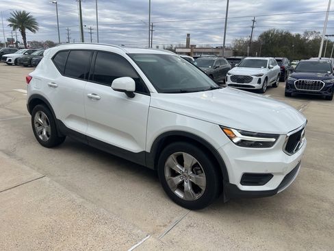 Used 2020 Volvo XC40 T4 Momentum image 3