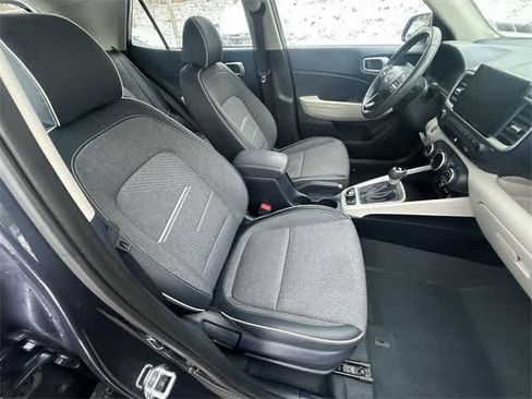 Used 2023 Hyundai Venue Limited image 21
