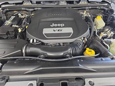 Used 2016 Jeep Wrangler Unlimited Sahara w/ Dual Top Group AWD/4WD image 30