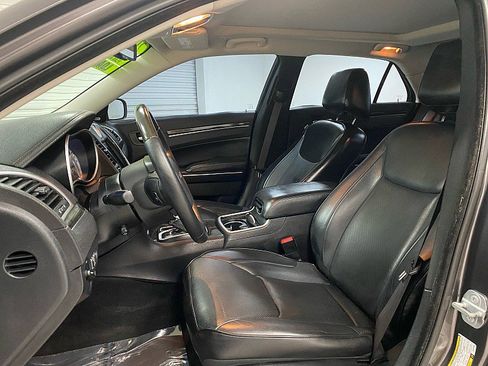 Used 2017 Chrysler 300 C image 10