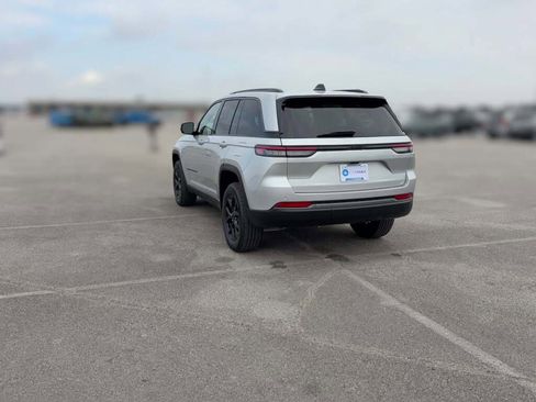 New 2026 Jeep Grand Cherokee Altitude image 9