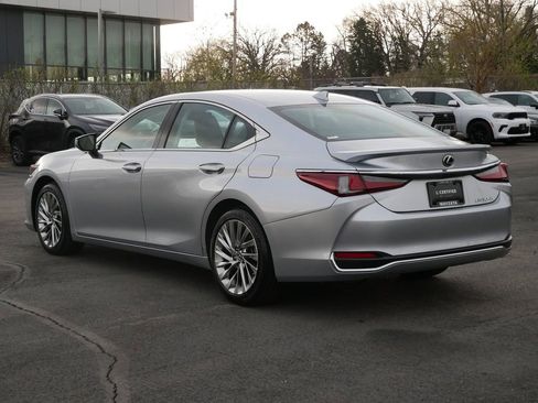 Used 2023 Lexus ES 300h Ultra Luxury w/ Accessory Package (Z2) image 4