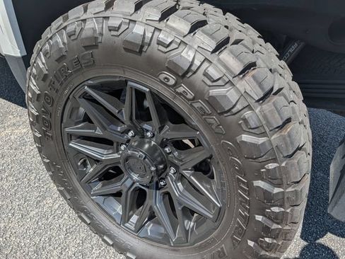 Used 2024 GMC Sierra 2500 AT4 w/ AT4 Premium Plus Package AWD/4WD image 29