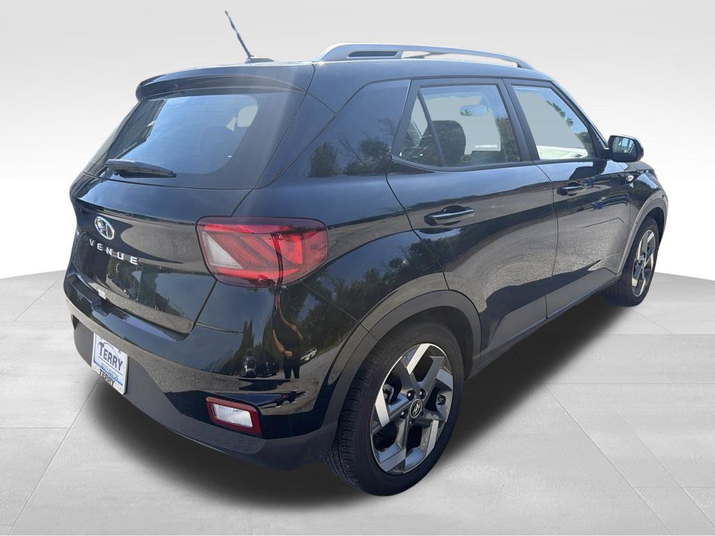Used 2025 Hyundai Venue SEL FWD image 16