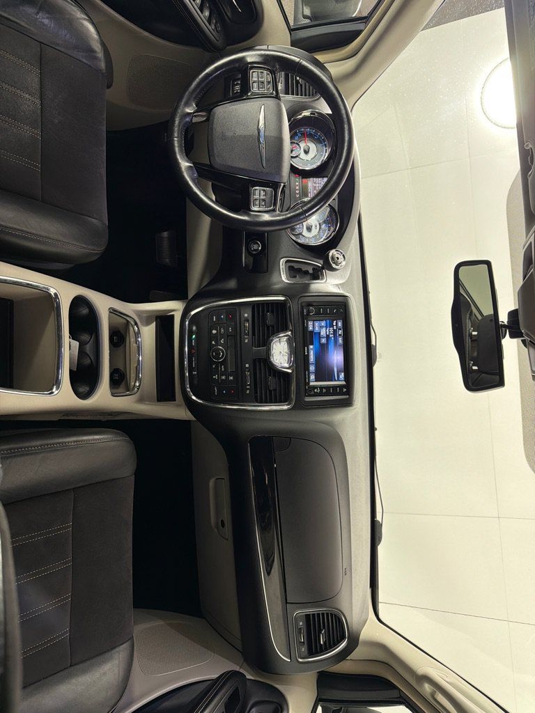 Used 2014 Chrysler Town & Country Touring-L FWD image 24