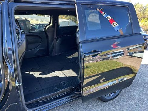 Certified 2022 Chrysler Pacifica Touring-L w/ S Appearance Package image 9