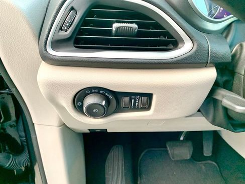 Used 2023 Chrysler Pacifica Touring-L FWD image 30