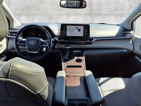 Used 2022 Toyota Sienna XLE image 7
