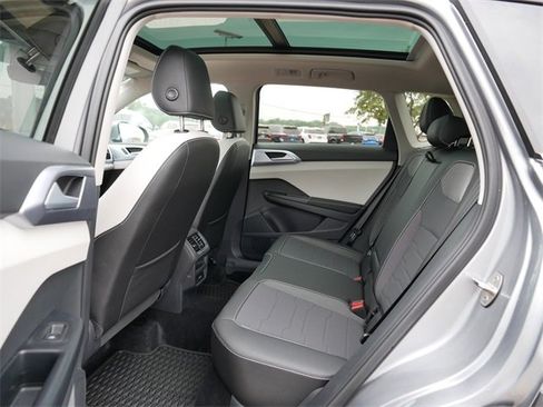 Certified 2025 Volkswagen Taos SE image 17