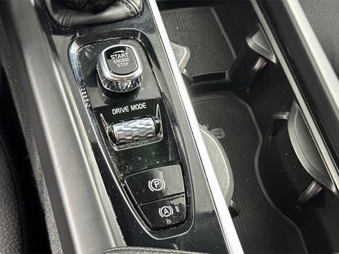 Used 2021 Volvo XC60 T5 Momentum image 25