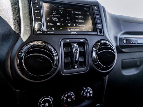 Used 2017 Jeep Wrangler Unlimited Rubicon image 26