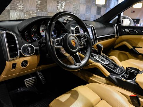 Used 2018 Porsche Cayenne S image 3