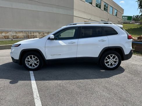Used 2018 Jeep Cherokee Latitude Plus image 2