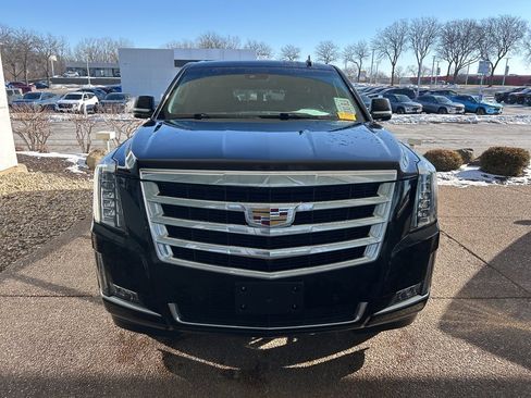 Used 2017 Cadillac Escalade ESV Luxury image 2