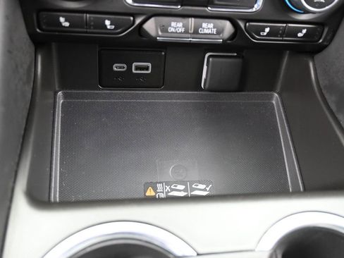 Used 2024 Chevrolet Suburban Z71 image 29