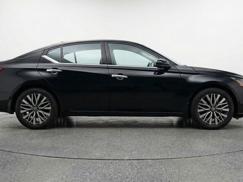 Used 2025 Nissan Altima 2.5 SV FWD image 11