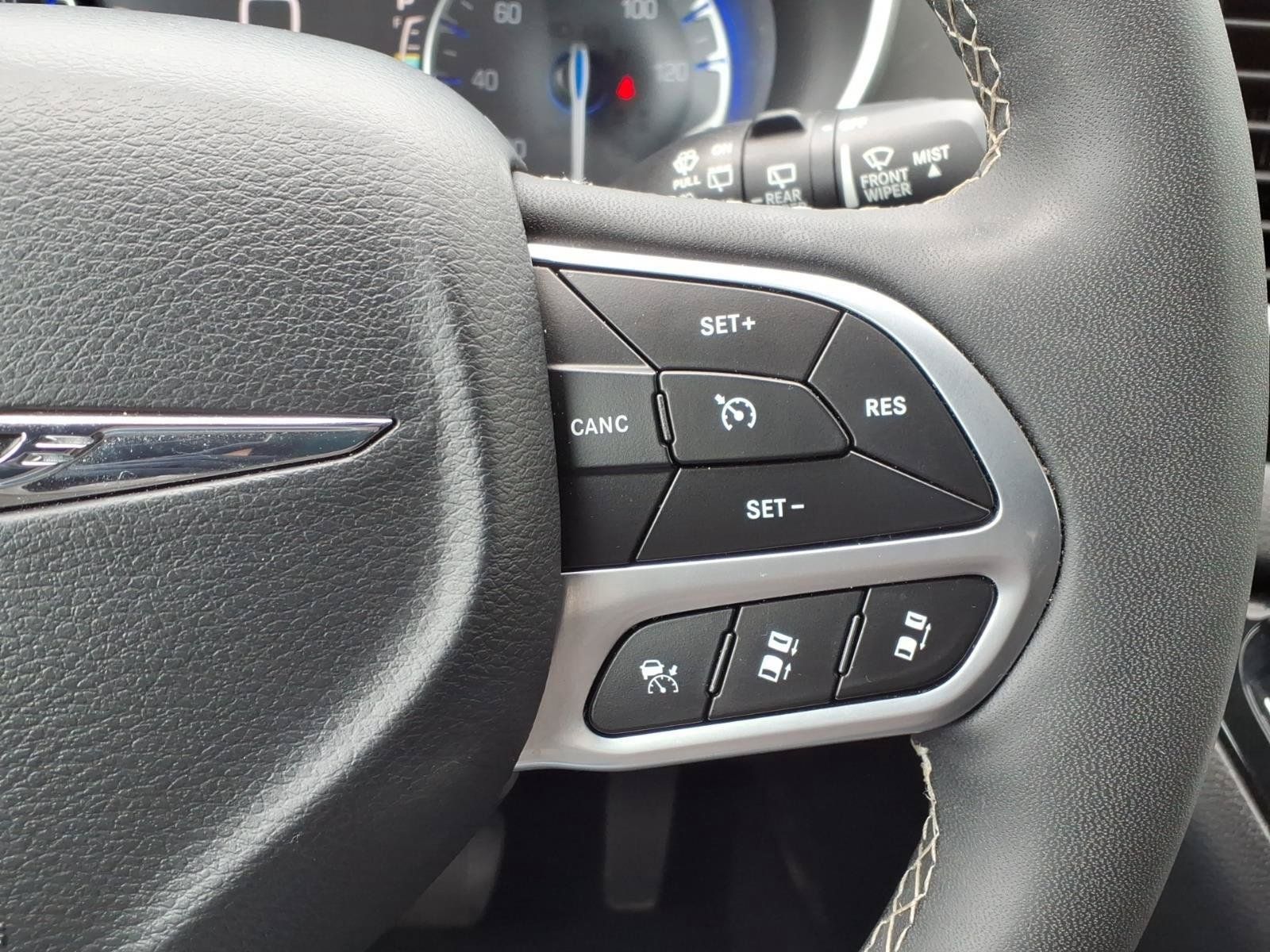 Used 2025 Chrysler Pacifica Select FWD image 34