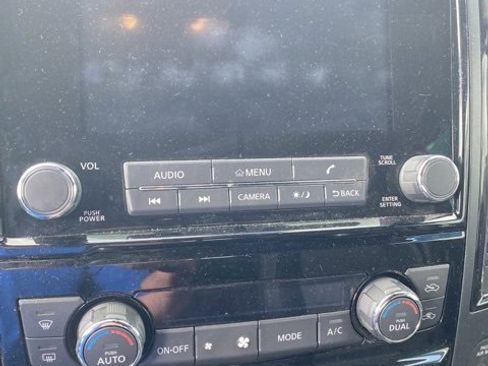 Used 2024 Nissan Titan SV w/ SV Convenience Package image 18