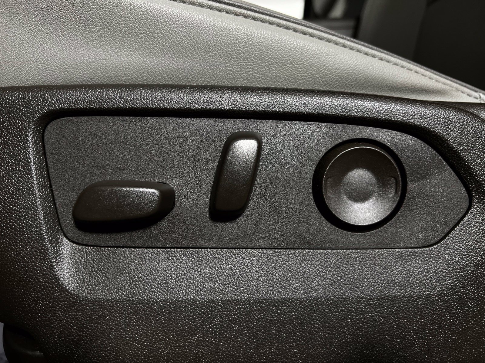 Used 2025 GMC Yukon Elevation AWD/4WD image 14