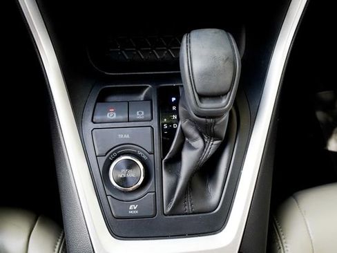 Used 2022 Toyota RAV4 XLE image 19