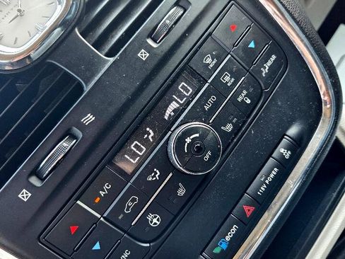 Used 2016 Chrysler Town & Country Touring w/ Driver Convenience Group image 23