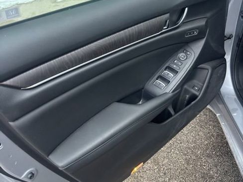 Used 2019 Honda Accord Touring image 11